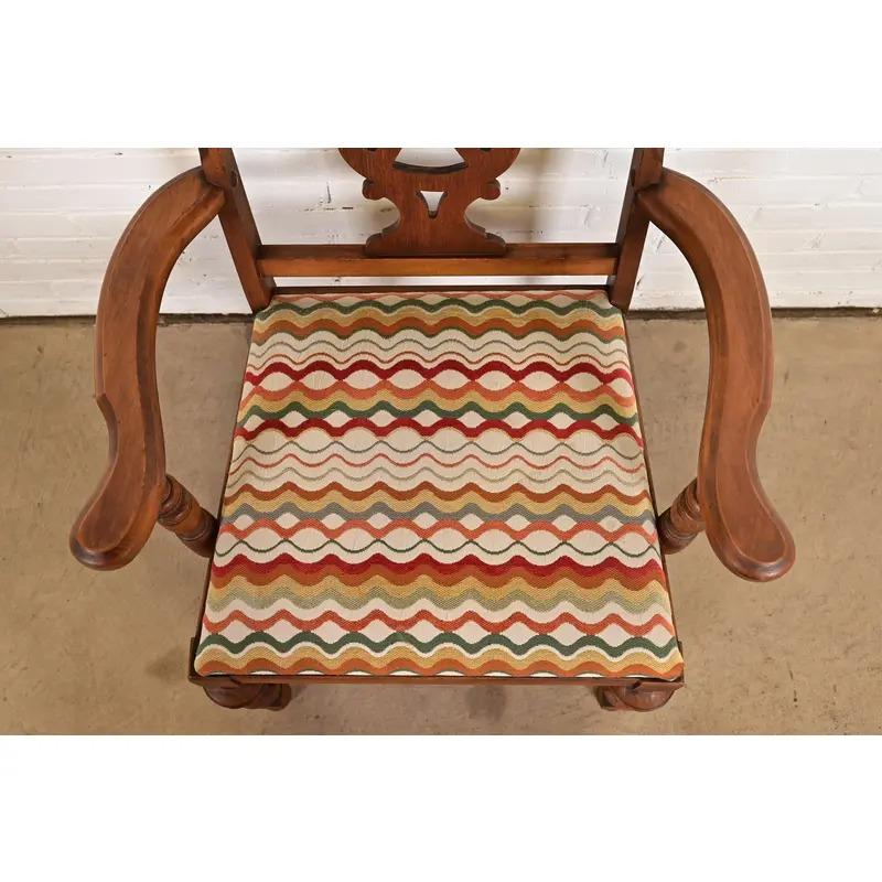 Fauteuil ancien en noyer sculpté de style anglais Jacobean Walnut, vers 1920, Berkey & Gay en vente 1