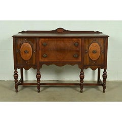 Buffet ancien en noyer sculpté de style Jacobean anglais de Berkey & Gay, vers les années 1920