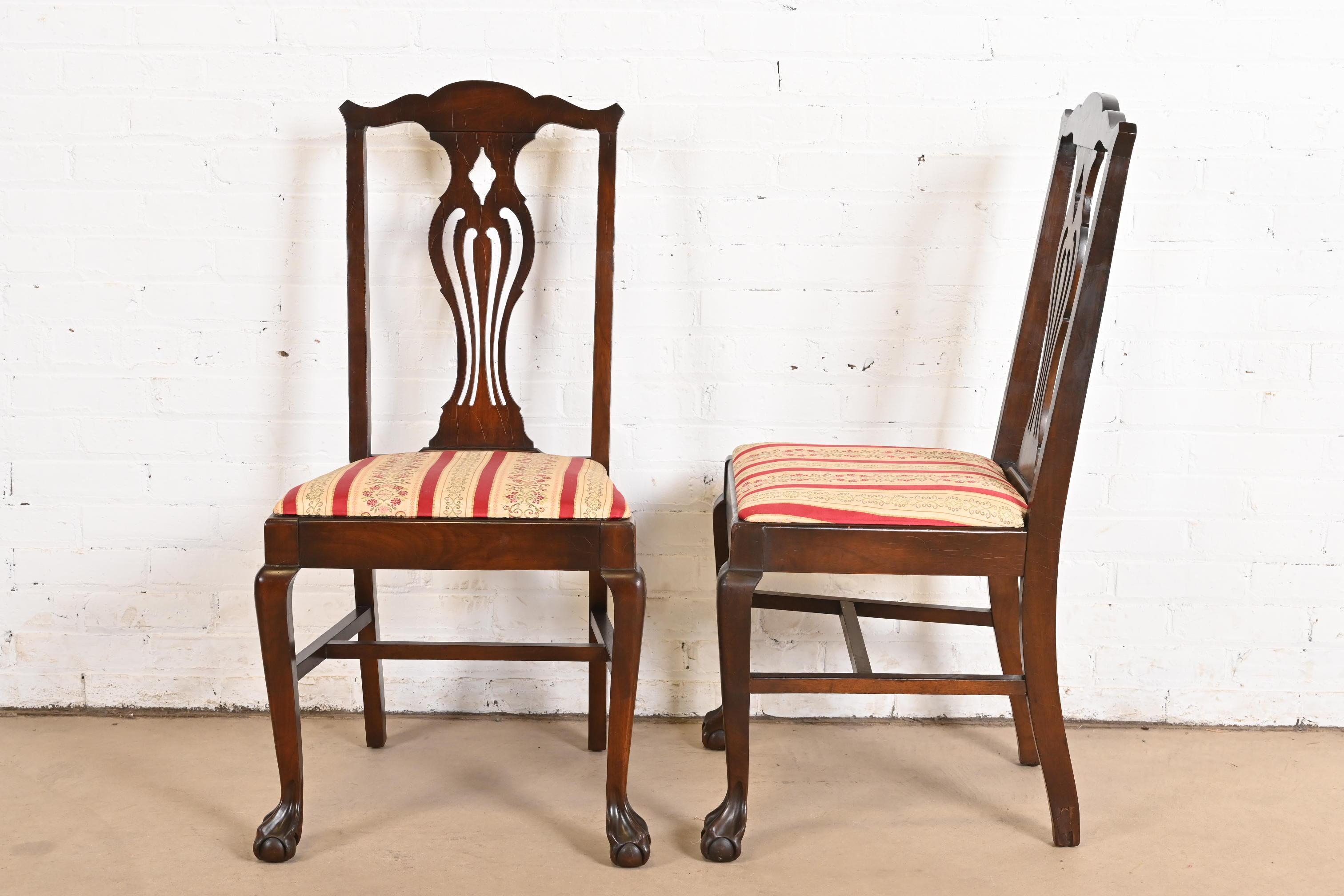 Sillas de comedor antiguas de nogal tallado estilo georgiano Berkey & Gay, circa años 20 en venta 3