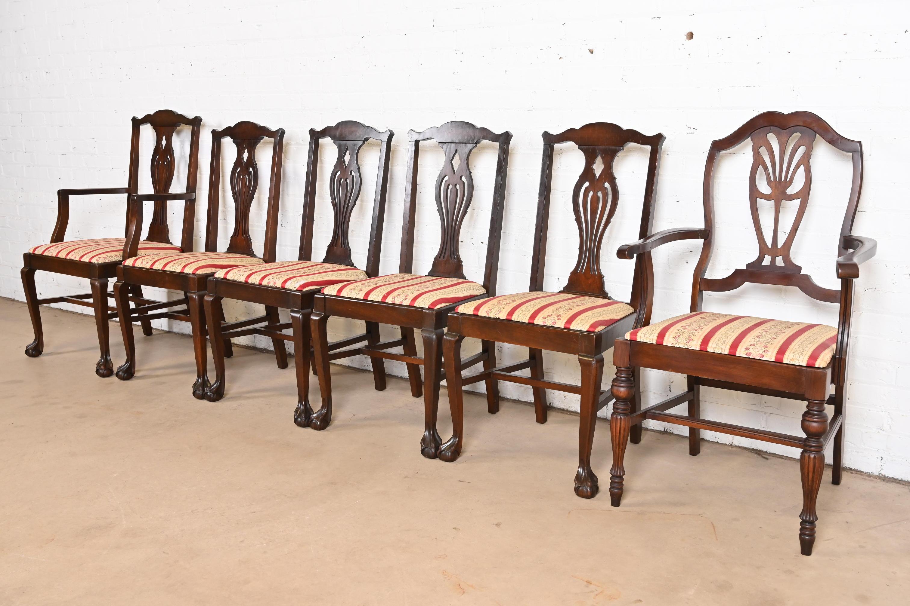 Precioso juego de seis sillas de comedor de estilo georgiano o Chippendale

A la manera de Berkey & Gay

EE.UU., circa 1920s

Armazones de nogal tallado, con asientos tapizados.

Medidas:
Sillas laterales - 20
