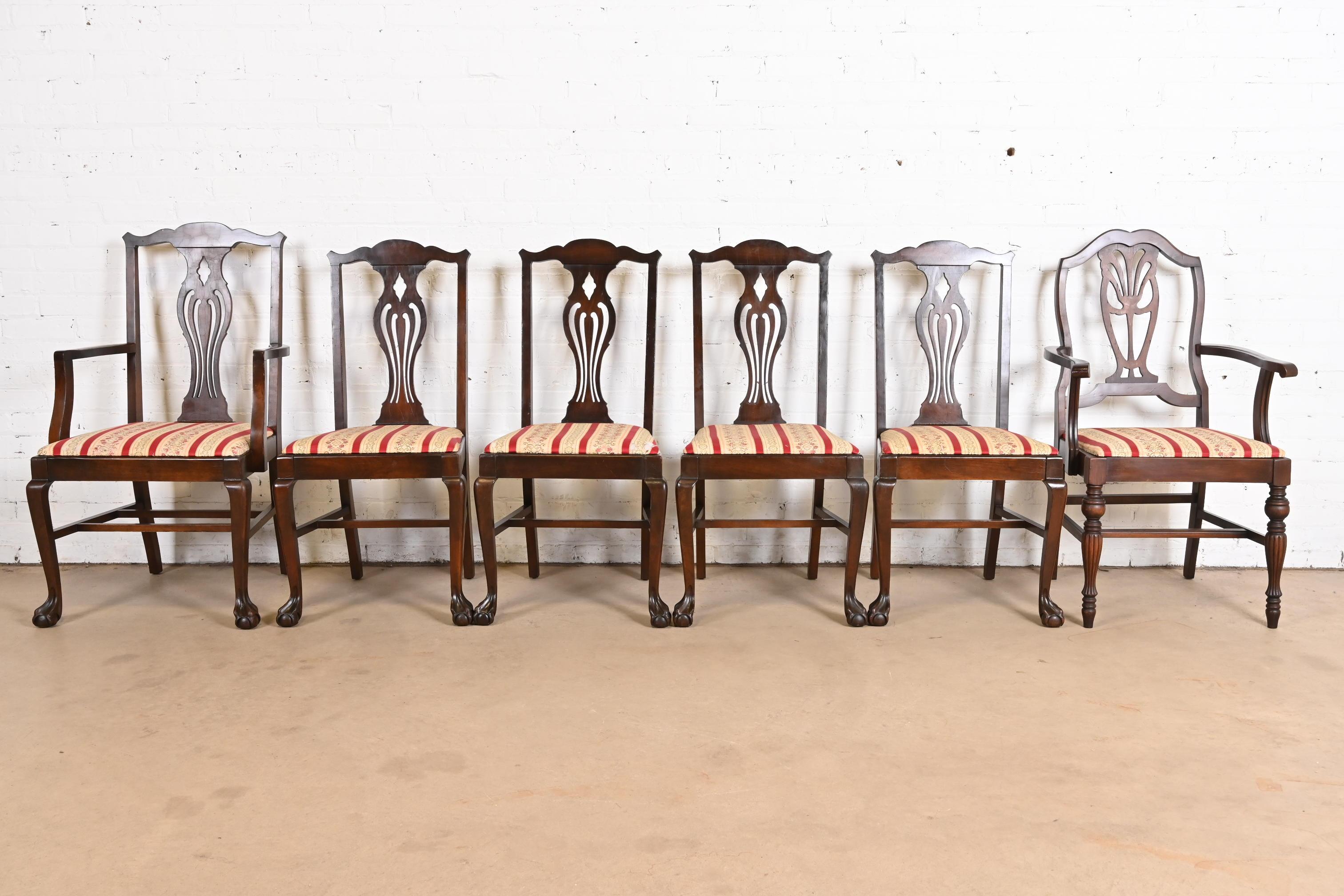 Sillas de comedor antiguas de nogal tallado estilo georgiano Berkey & Gay, circa años 20 Estadounidense en venta
