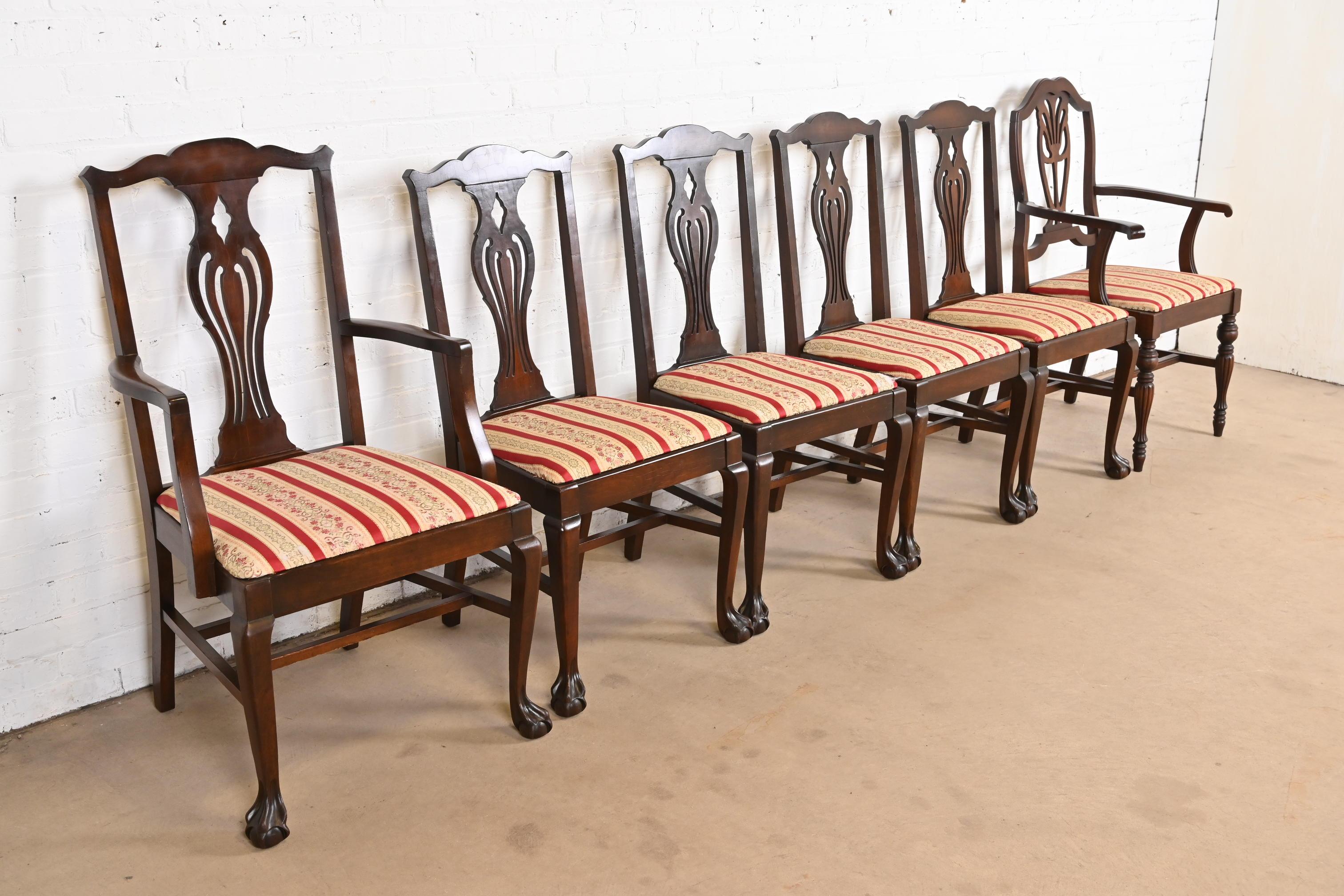 Sillas de comedor antiguas de nogal tallado estilo georgiano Berkey & Gay, circa años 20 en Bueno estado para la venta en South Bend, IN