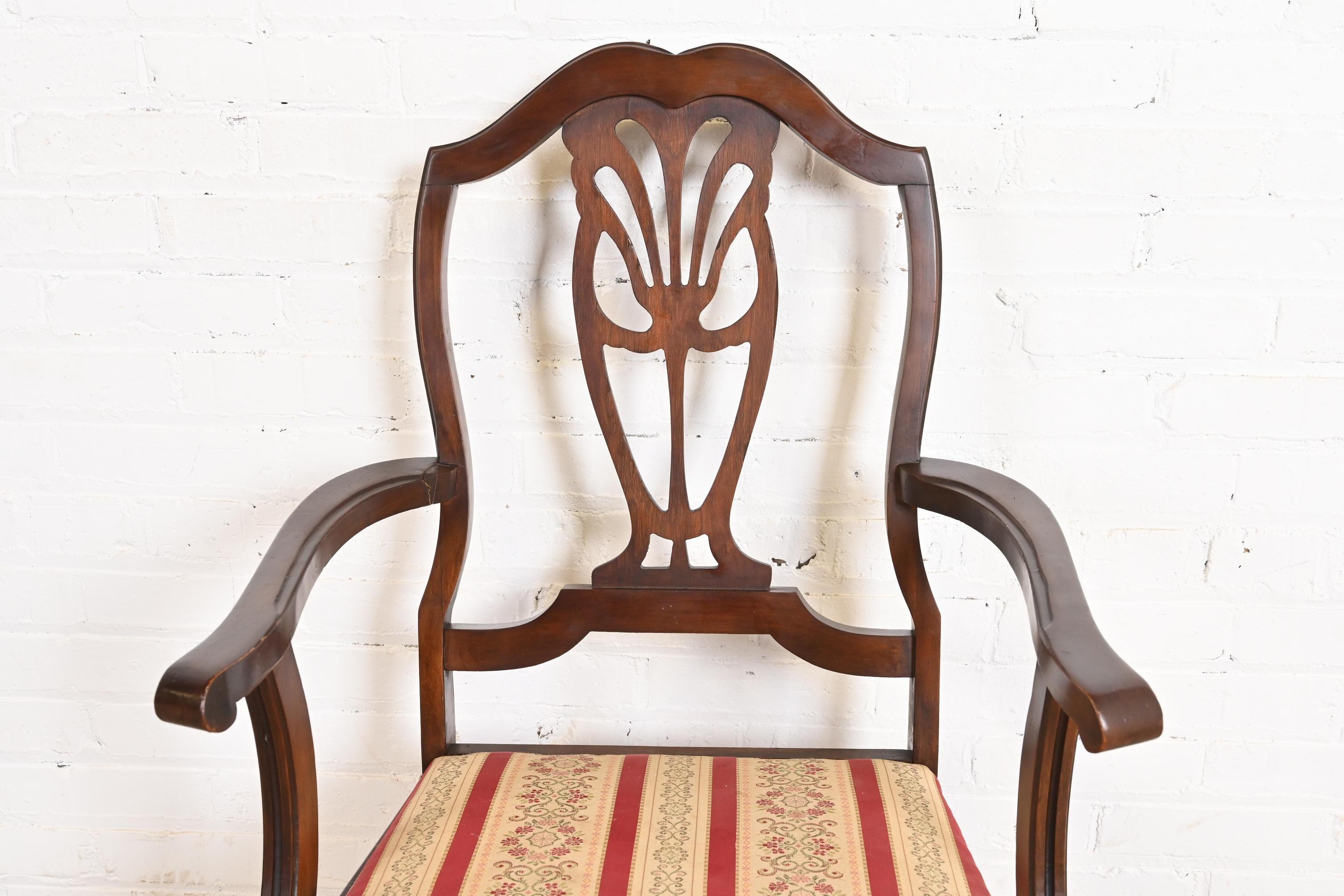 Sillas de comedor antiguas de nogal tallado estilo georgiano Berkey & Gay, circa años 20 Tapicería en venta