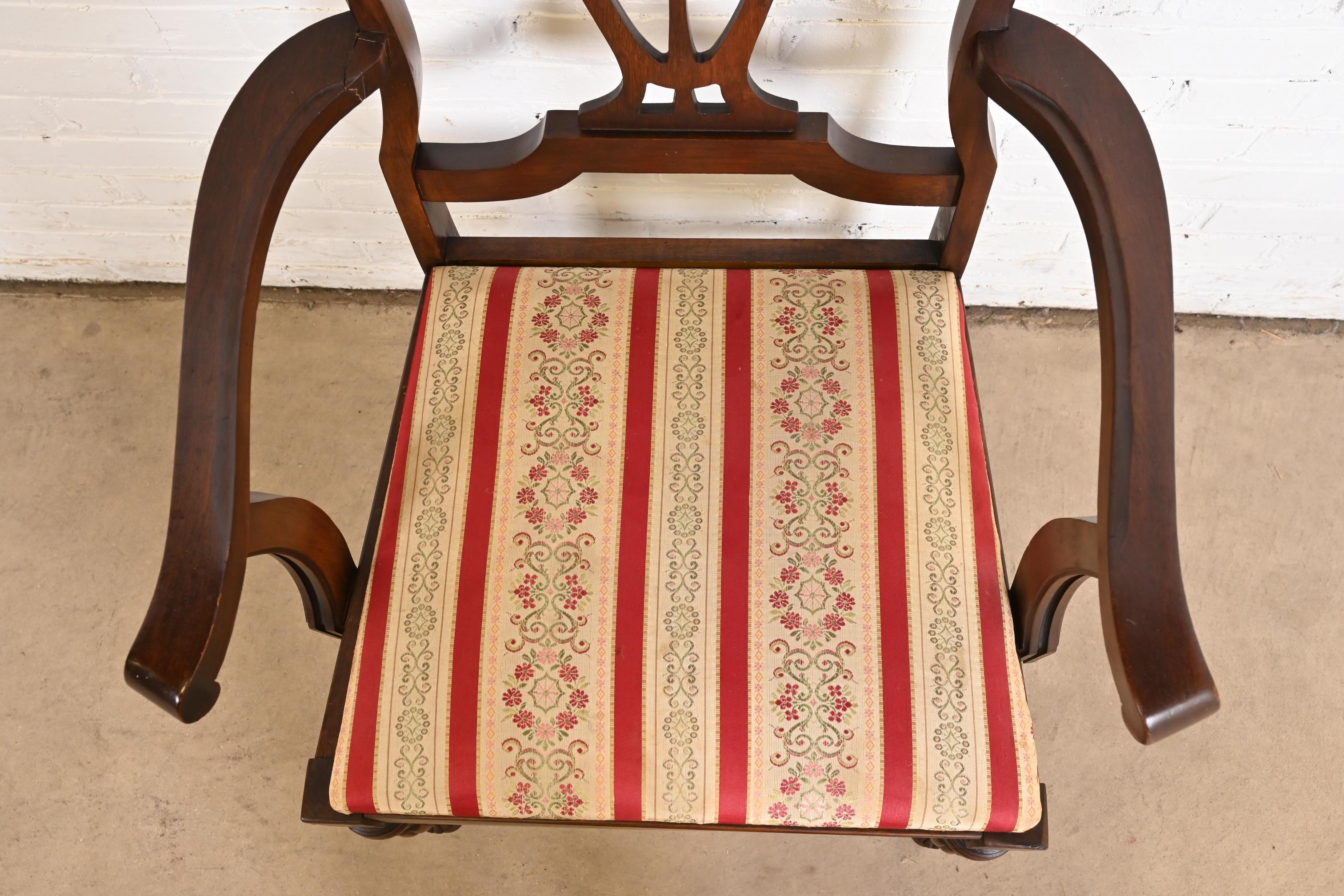 Sillas de comedor antiguas de nogal tallado estilo georgiano Berkey & Gay, circa años 20 en venta 1