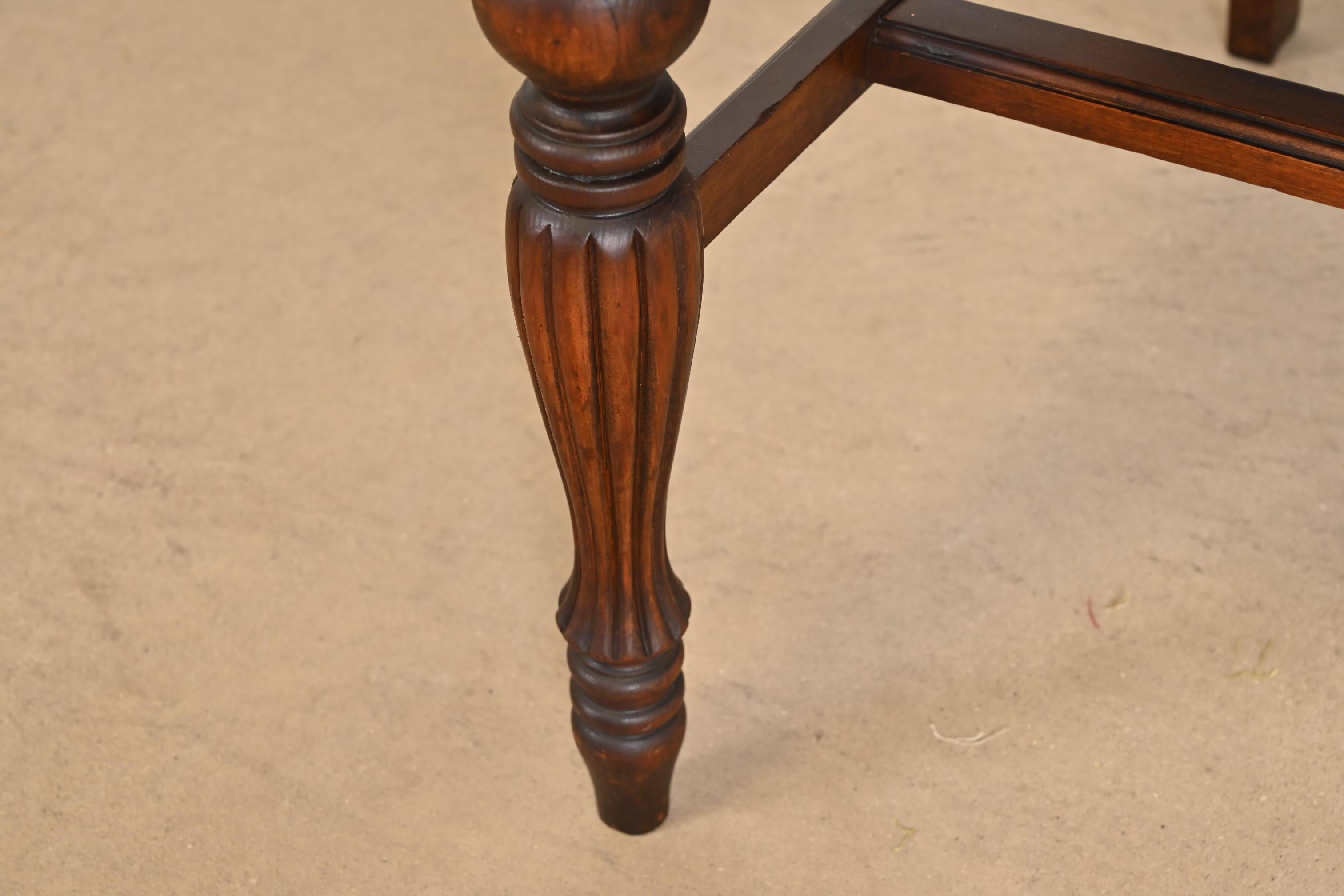 Sillas de comedor antiguas de nogal tallado estilo georgiano Berkey & Gay, circa años 20 en venta 2