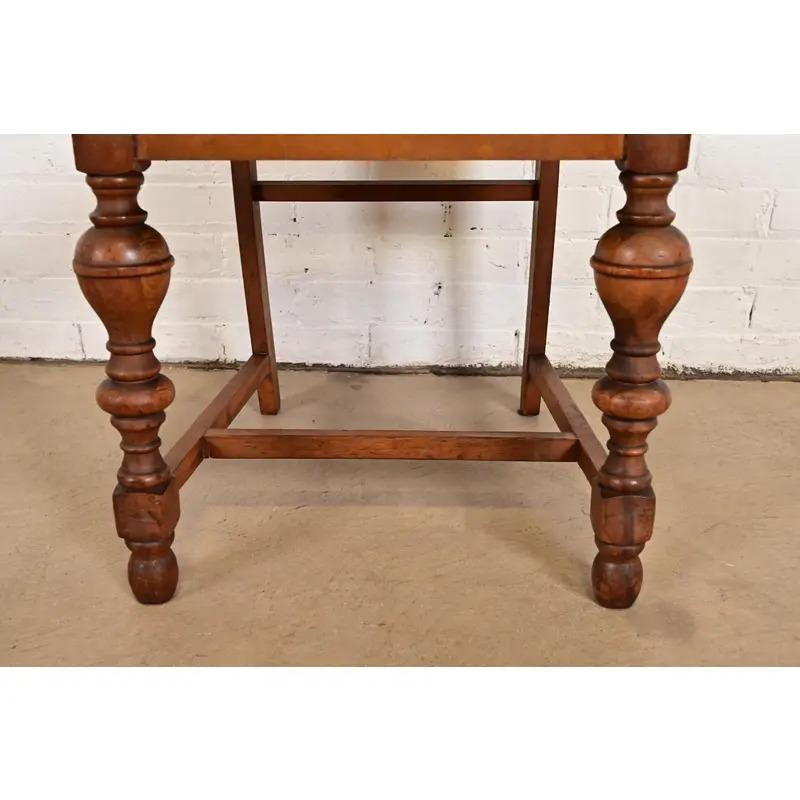 Sedie da pranzo in stile Berkey & Gay in stile antico Jacobean Walnut intagliato, set di cinque sedie in vendita 3