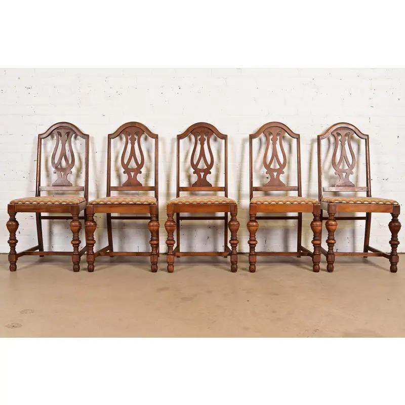 Giacobiano Sedie da pranzo in stile Berkey & Gay in stile antico Jacobean Walnut intagliato, set di cinque sedie in vendita