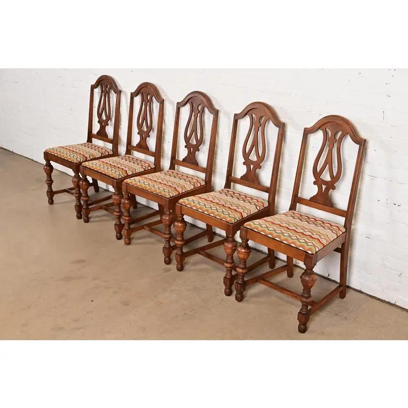 Americano Sedie da pranzo in stile Berkey & Gay in stile antico Jacobean Walnut intagliato, set di cinque sedie in vendita