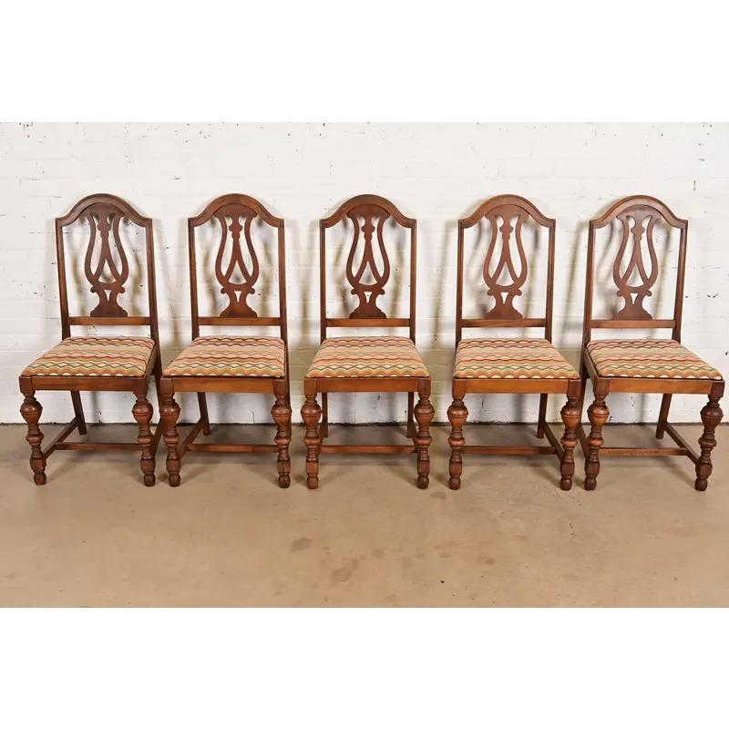 Sedie da pranzo in stile Berkey & Gay in stile antico Jacobean Walnut intagliato, set di cinque sedie In condizioni buone in vendita a South Bend, IN