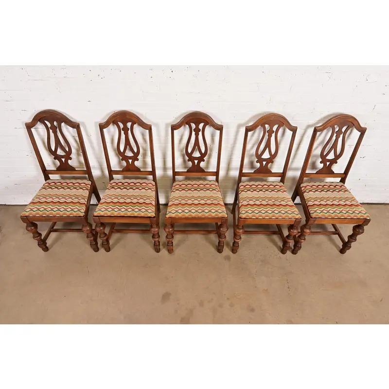 Inizio XX secolo Sedie da pranzo in stile Berkey & Gay in stile antico Jacobean Walnut intagliato, set di cinque sedie in vendita