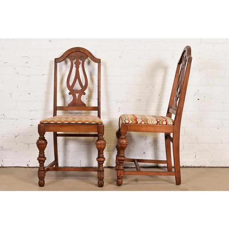 Tappezzeria Sedie da pranzo in stile Berkey & Gay in stile antico Jacobean Walnut intagliato, set di cinque sedie in vendita