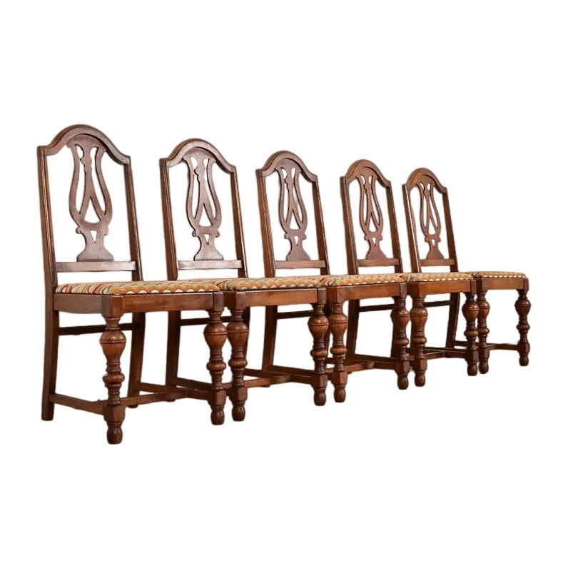 Berkey
Gay Style Antique Jacobean chaises de salle à manger en noyer sculpté, ensemble de cinq