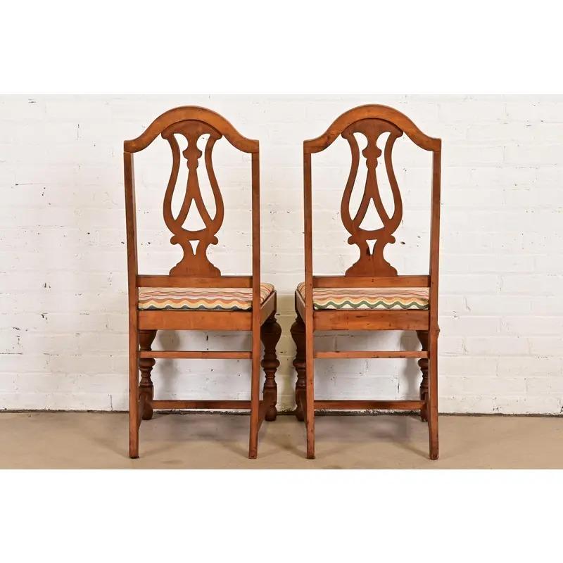 Chaises de salle à manger anciennes en noyer sculpté de style Jacobean de Berkey & Gay, ensemble de quatre en vente 3