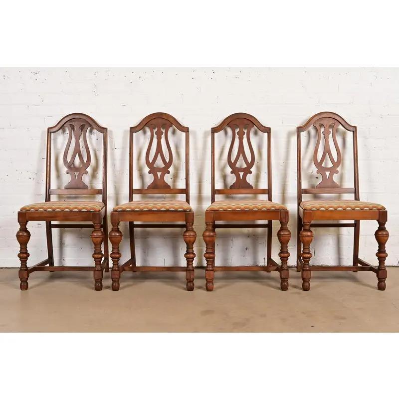 Chaises de salle à manger anciennes en noyer sculpté de style Jacobean de Berkey & Gay, ensemble de quatre en vente 4