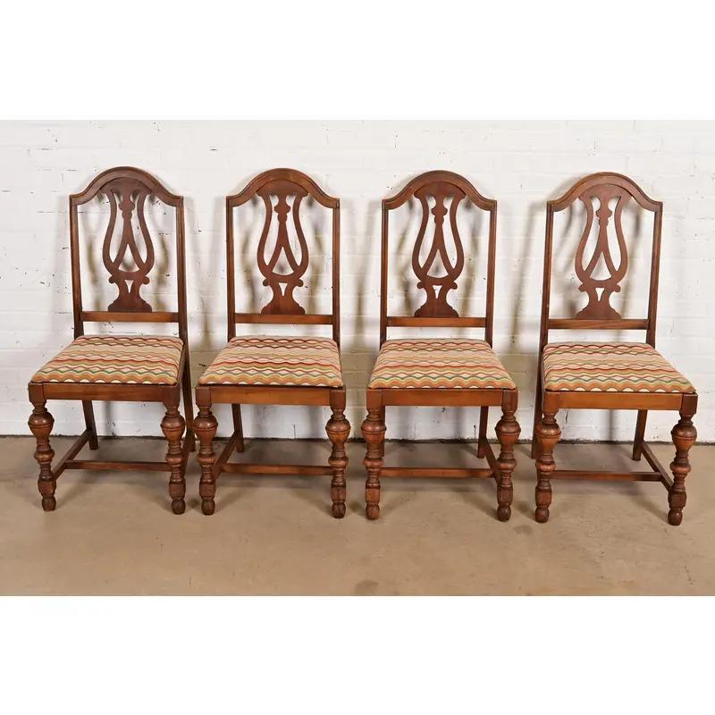Un bel ensemble de quatre chaises d'appoint ou chaises de salle à manger anglaises anciennes de style Jacobean ou Tudor.

À la manière de Berkey & Gay

États-Unis, vers 1920

Encadrement en noyer sculpté, avec sièges rembourrés.

Dimensions : 19 