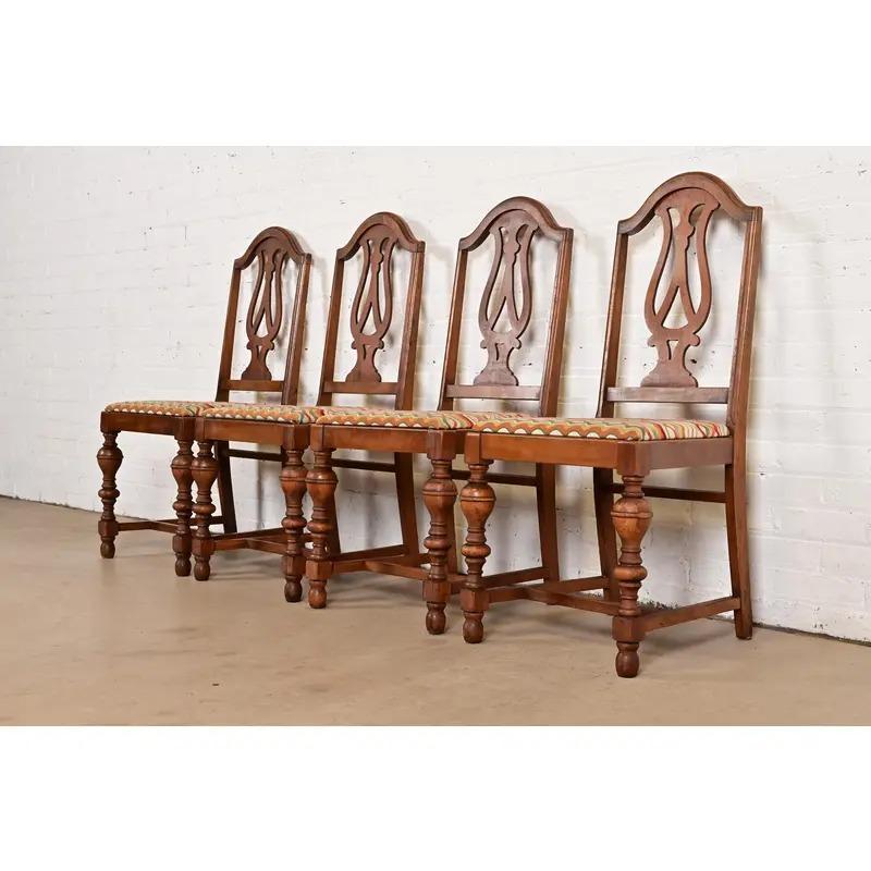 Jacobéen Chaises de salle à manger anciennes en noyer sculpté de style Jacobean de Berkey & Gay, ensemble de quatre en vente