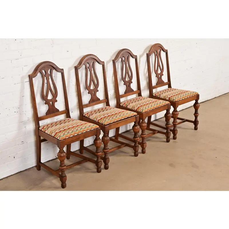 Américain Chaises de salle à manger anciennes en noyer sculpté de style Jacobean de Berkey & Gay, ensemble de quatre en vente