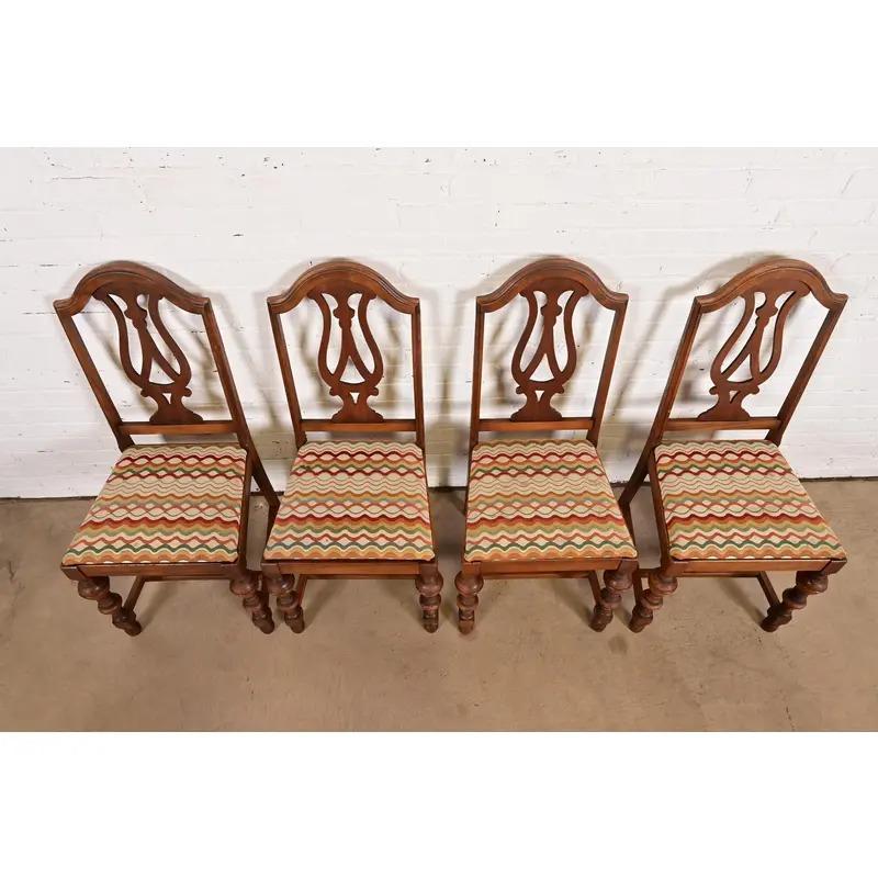 Chaises de salle à manger anciennes en noyer sculpté de style Jacobean de Berkey & Gay, ensemble de quatre Bon état - En vente à South Bend, IN