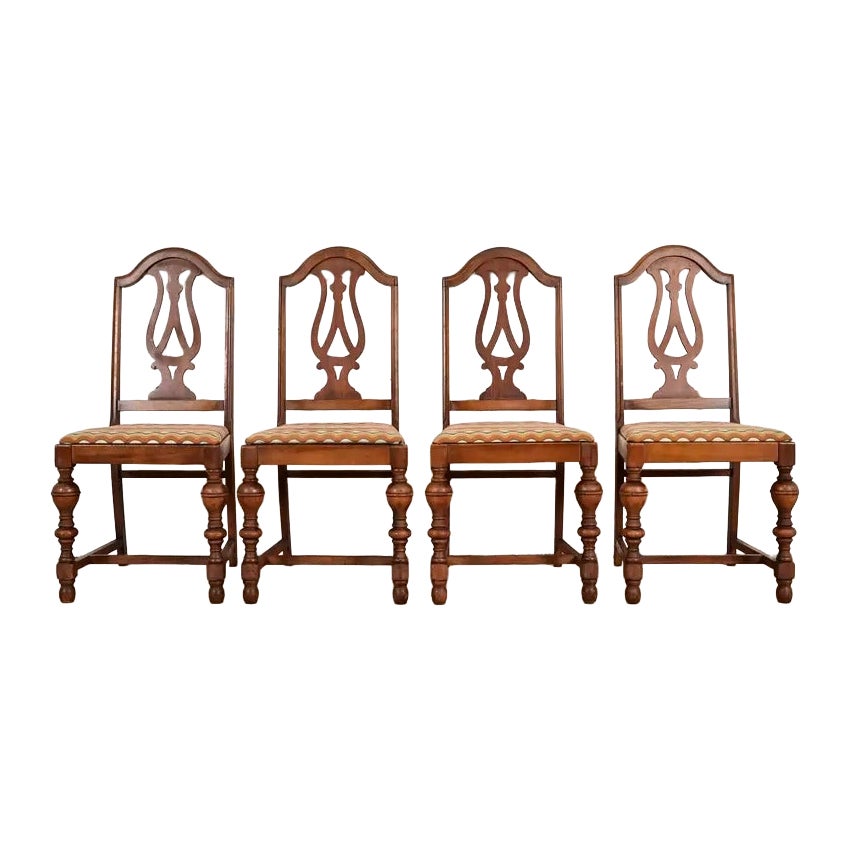 Chaises de salle à manger anciennes en noyer sculpté de style Jacobean de Berkey
Gay, ensemble de quatre