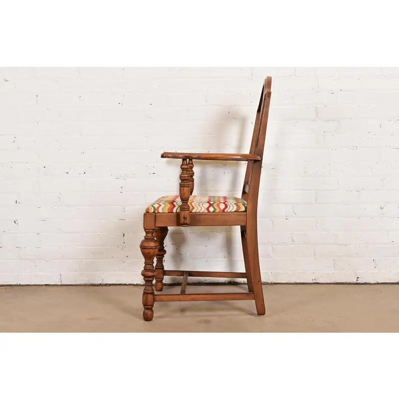 Sedie da pranzo in stile Berkey & Gay in stile antico Jacobean Walnut intagliato, set di sei sedie in vendita 5