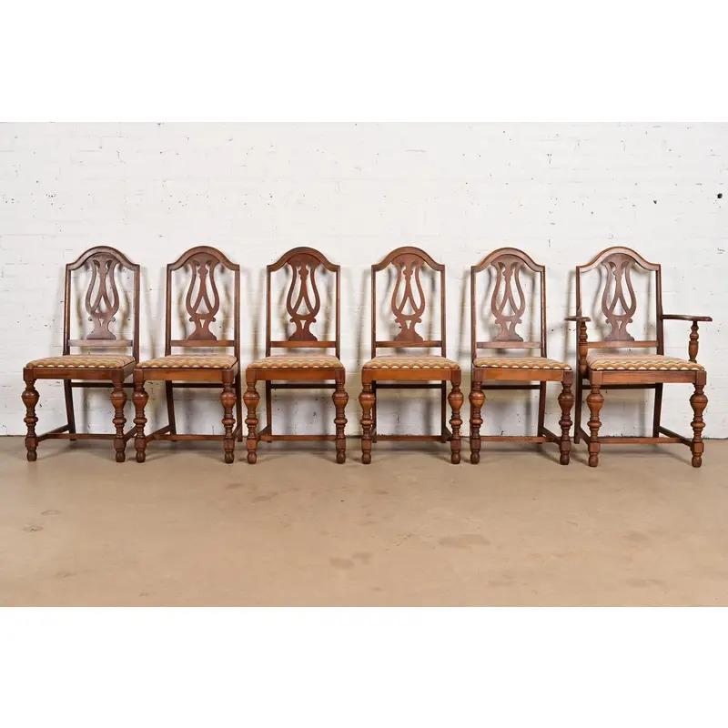 Giacobiano Sedie da pranzo in stile Berkey & Gay in stile antico Jacobean Walnut intagliato, set di sei sedie in vendita