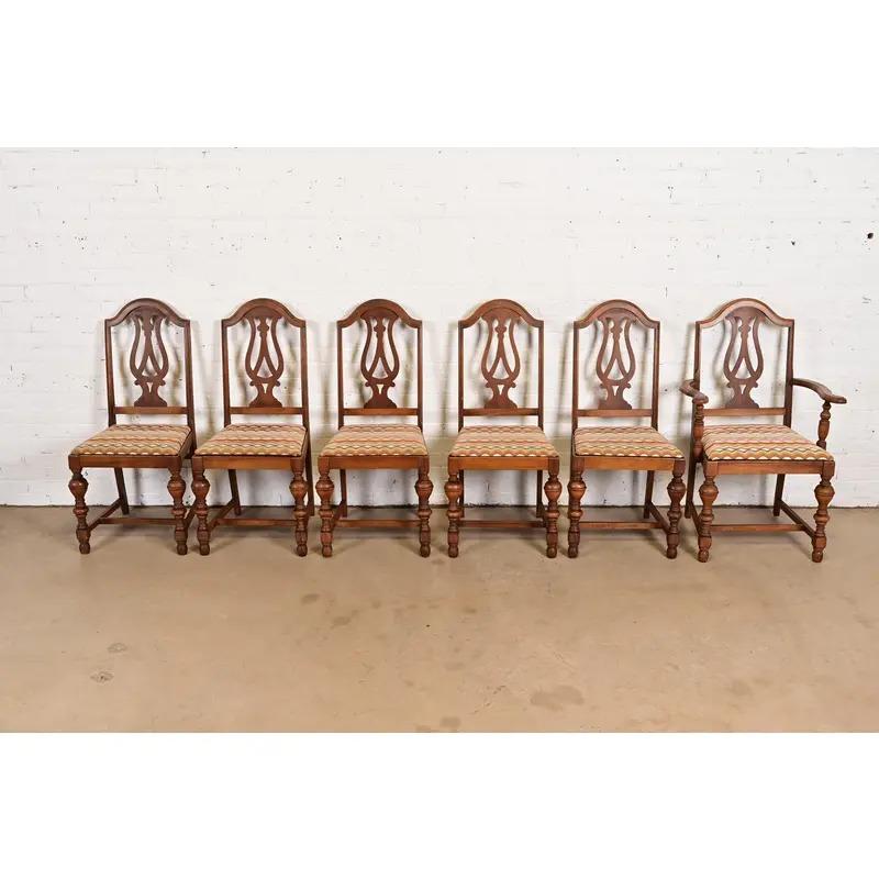 Americano Sedie da pranzo in stile Berkey & Gay in stile antico Jacobean Walnut intagliato, set di sei sedie in vendita
