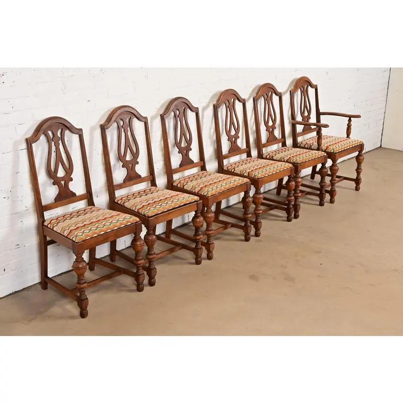 Sedie da pranzo in stile Berkey & Gay in stile antico Jacobean Walnut intagliato, set di sei sedie In condizioni buone in vendita a South Bend, IN