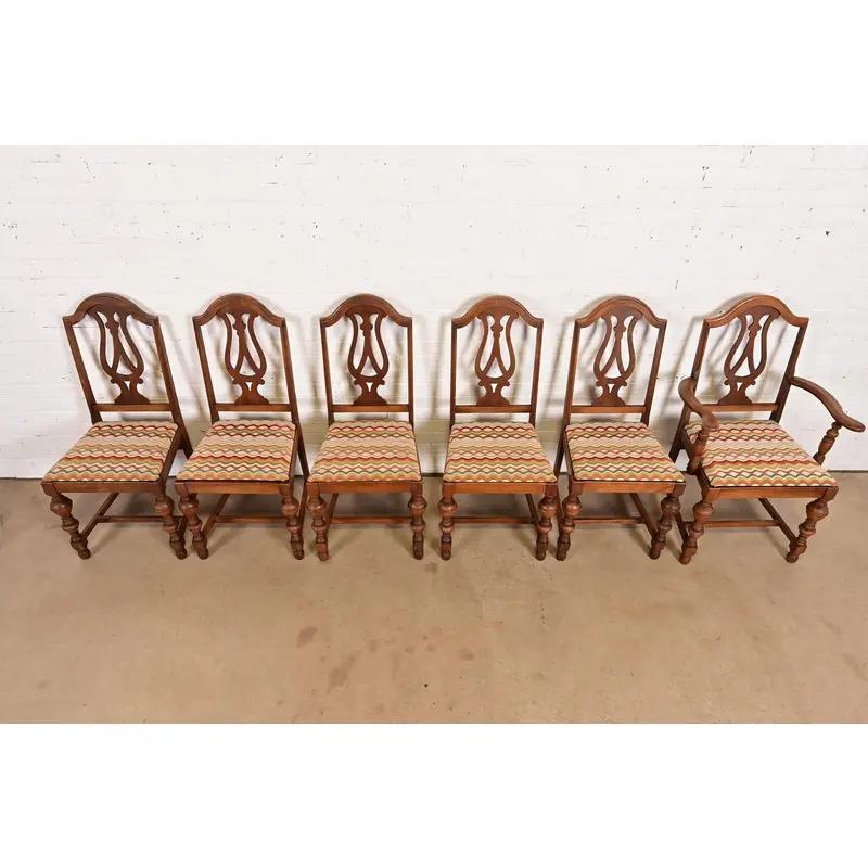 Inizio XX secolo Sedie da pranzo in stile Berkey & Gay in stile antico Jacobean Walnut intagliato, set di sei sedie in vendita