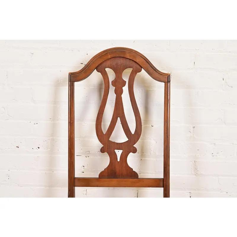 Tappezzeria Sedie da pranzo in stile Berkey & Gay in stile antico Jacobean Walnut intagliato, set di sei sedie in vendita