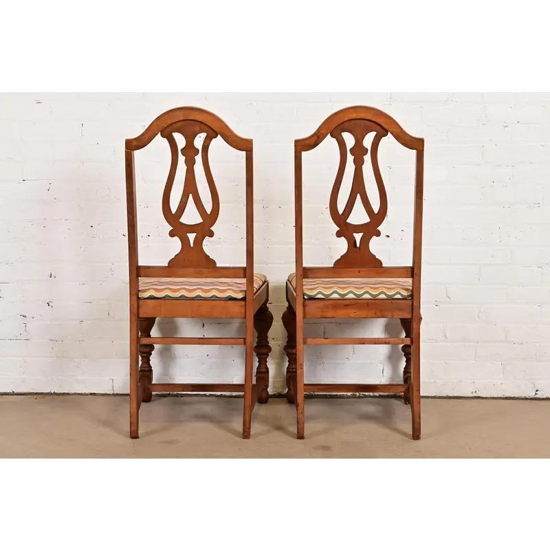 Paire de chaises d'appoint ou de chaises de salle à manger anciennes en noyer de style Jacobean, Berkey & Gay en vente 4