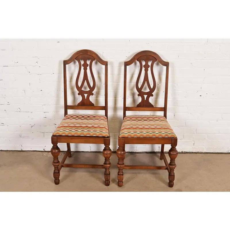 Jacobéen Paire de chaises d'appoint ou de chaises de salle à manger anciennes en noyer de style Jacobean, Berkey & Gay en vente