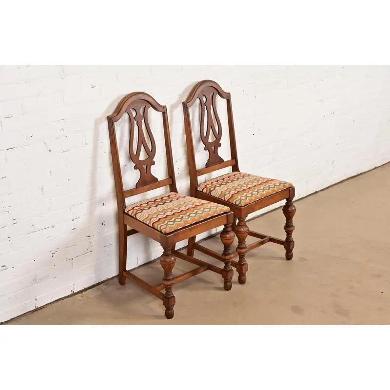 Américain Paire de chaises d'appoint ou de chaises de salle à manger anciennes en noyer de style Jacobean, Berkey & Gay en vente