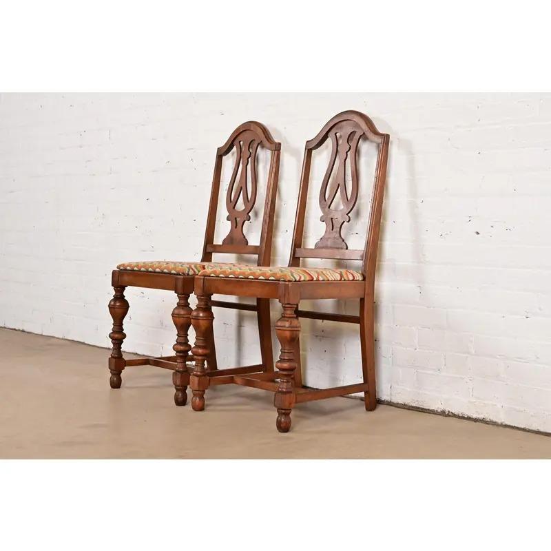 Paire de chaises d'appoint ou de chaises de salle à manger anciennes en noyer de style Jacobean, Berkey & Gay Bon état - En vente à South Bend, IN