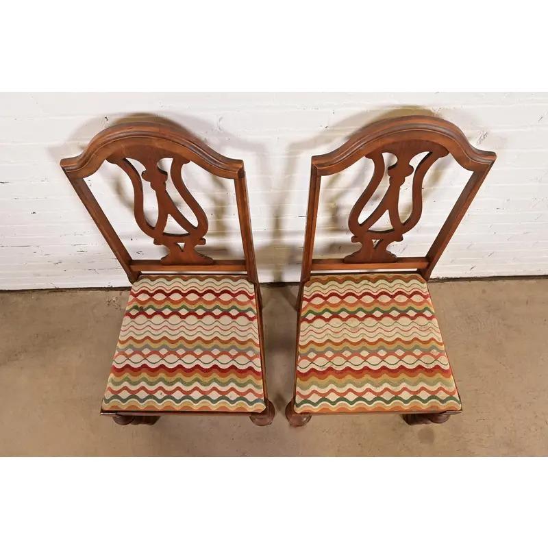 Début du 20ème siècle Paire de chaises d'appoint ou de chaises de salle à manger anciennes en noyer de style Jacobean, Berkey & Gay en vente