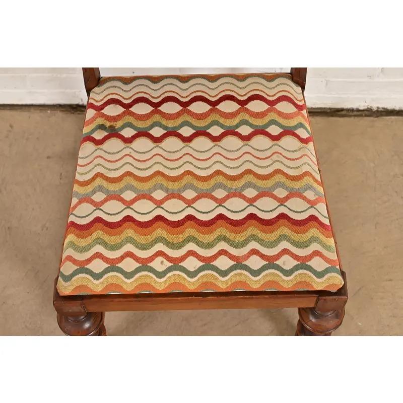 Paire de chaises d'appoint ou de chaises de salle à manger anciennes en noyer de style Jacobean, Berkey & Gay en vente 1