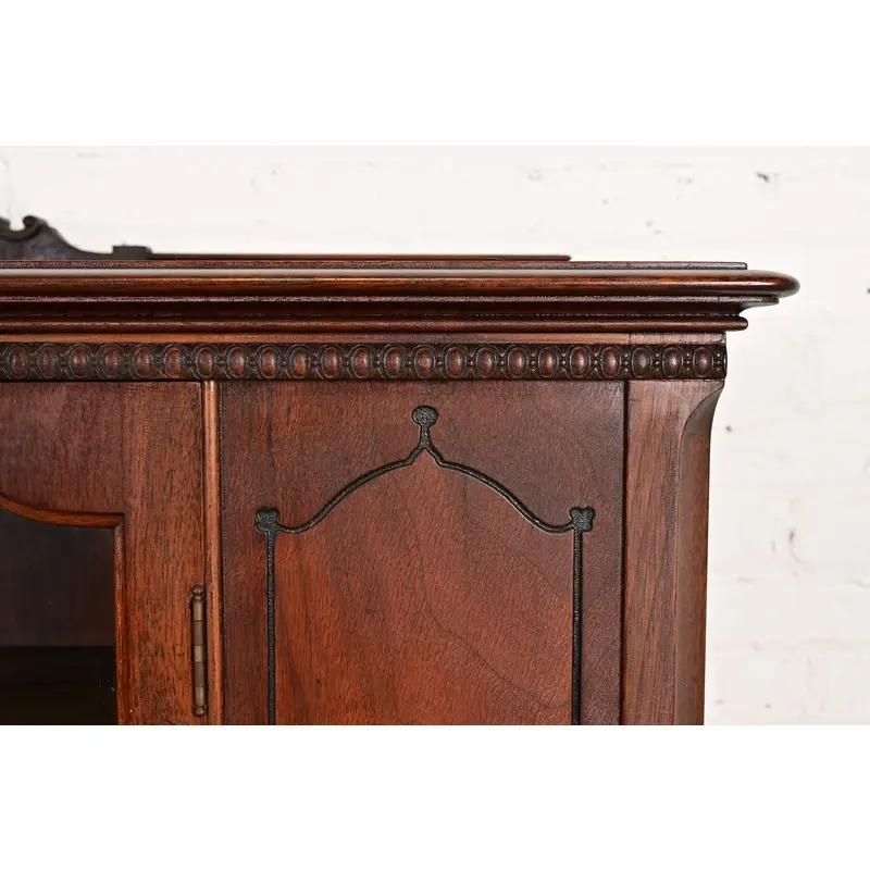 Bibliothèque ou meuble de bar ancien de style Queen Anne de Berkey & Gay, vers les années 1920 en vente 5