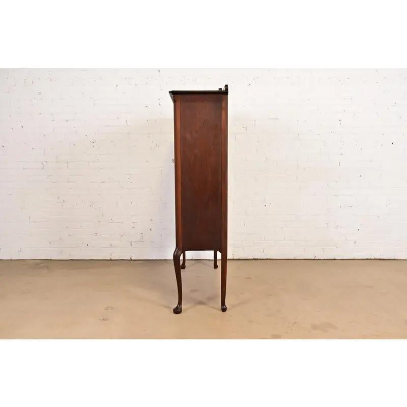 Bibliothèque ou meuble de bar ancien de style Queen Anne de Berkey & Gay, vers les années 1920 en vente 8