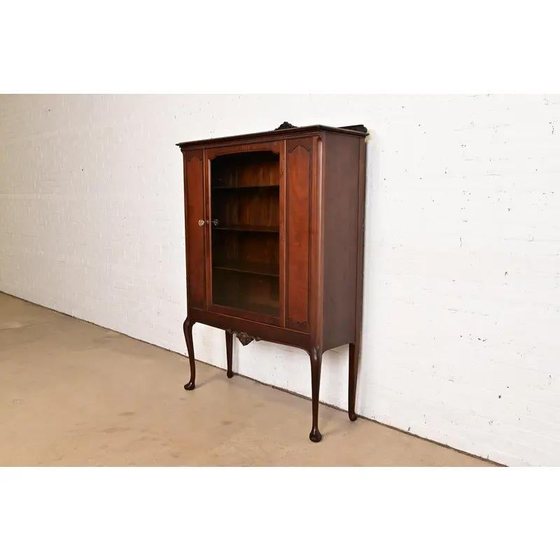 Bibliothèque ou meuble de bar ancien de style Queen Anne de Berkey & Gay, vers les années 1920 Bon état - En vente à South Bend, IN