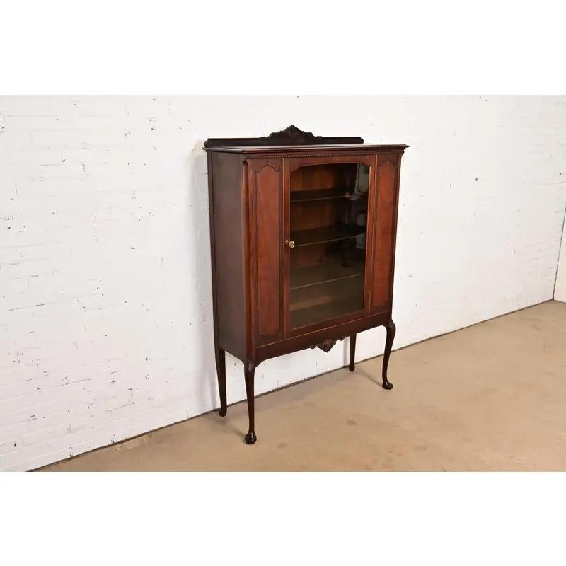 Début du 20ème siècle Bibliothèque ou meuble de bar ancien de style Queen Anne de Berkey & Gay, vers les années 1920 en vente