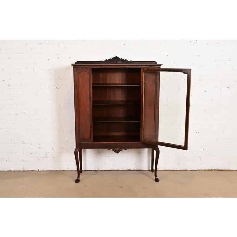 Verre Bibliothèque ou meuble de bar ancien de style Queen Anne de Berkey & Gay, vers les années 1920 en vente