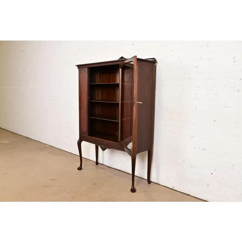 Bibliothèque ou meuble de bar ancien de style Queen Anne de Berkey & Gay, vers les années 1920 en vente 1