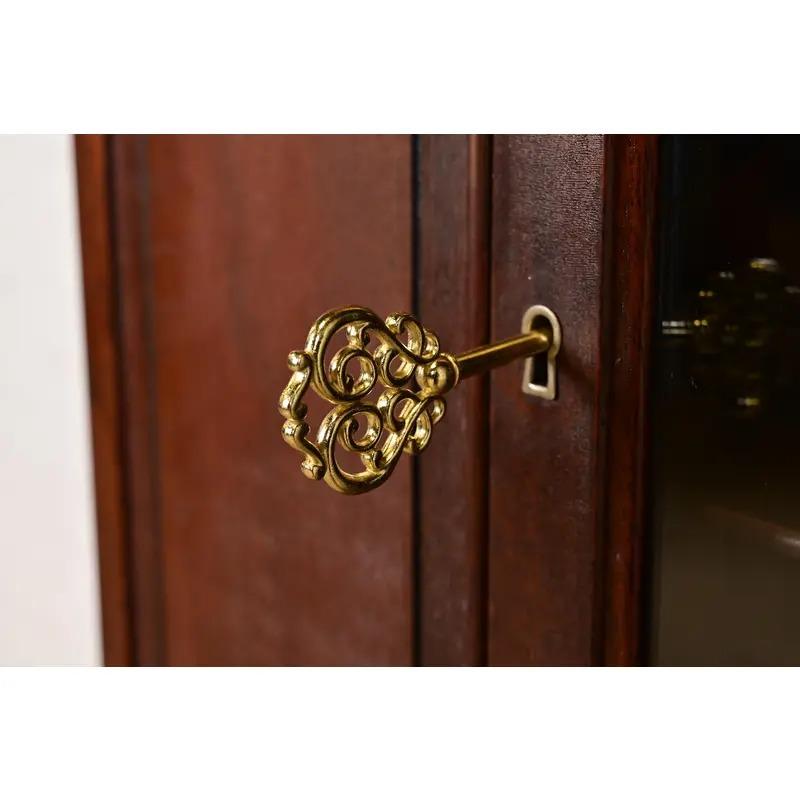 Bibliothèque ou meuble de bar ancien de style Queen Anne de Berkey & Gay, vers les années 1920 en vente 2