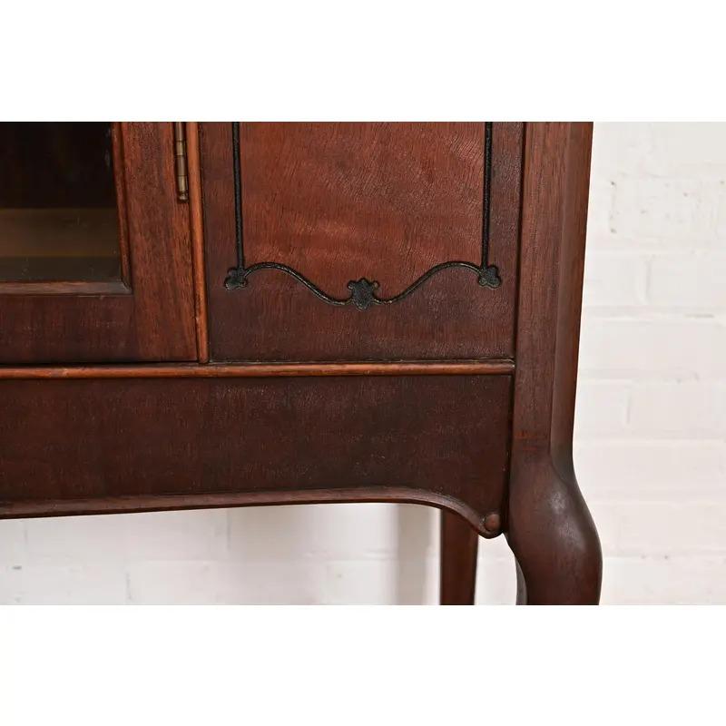 Bibliothèque ou meuble de bar ancien de style Queen Anne de Berkey & Gay, vers les années 1920 en vente 3