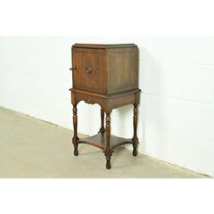 Rauchertisch im englischen Tudor-Stil von Berkey & Gay aus geschnitztem Nussbaumholz, CIRCA 1920