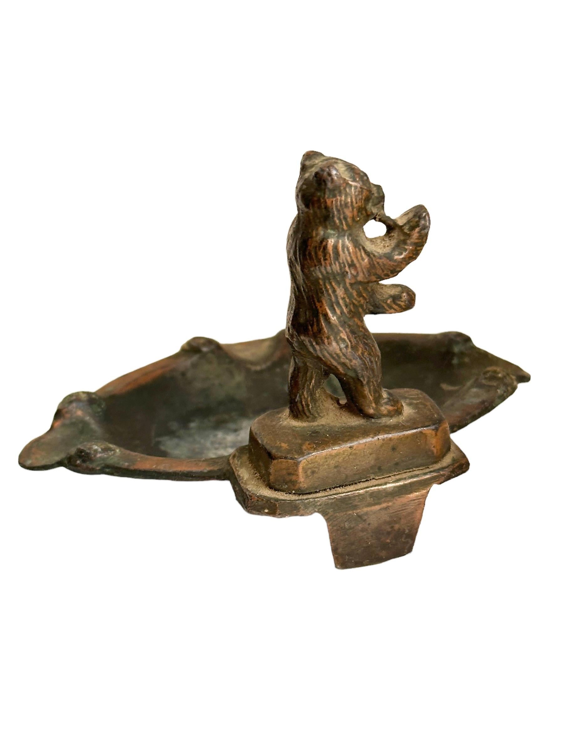 A 1930s souvenir building Statue architectural model Ashtray. Some wear with a nice patina, but this is old-age. Made of metal. A beautiful nice desktop item or just a display item in your collections of souvenirs from around the world. Found at an