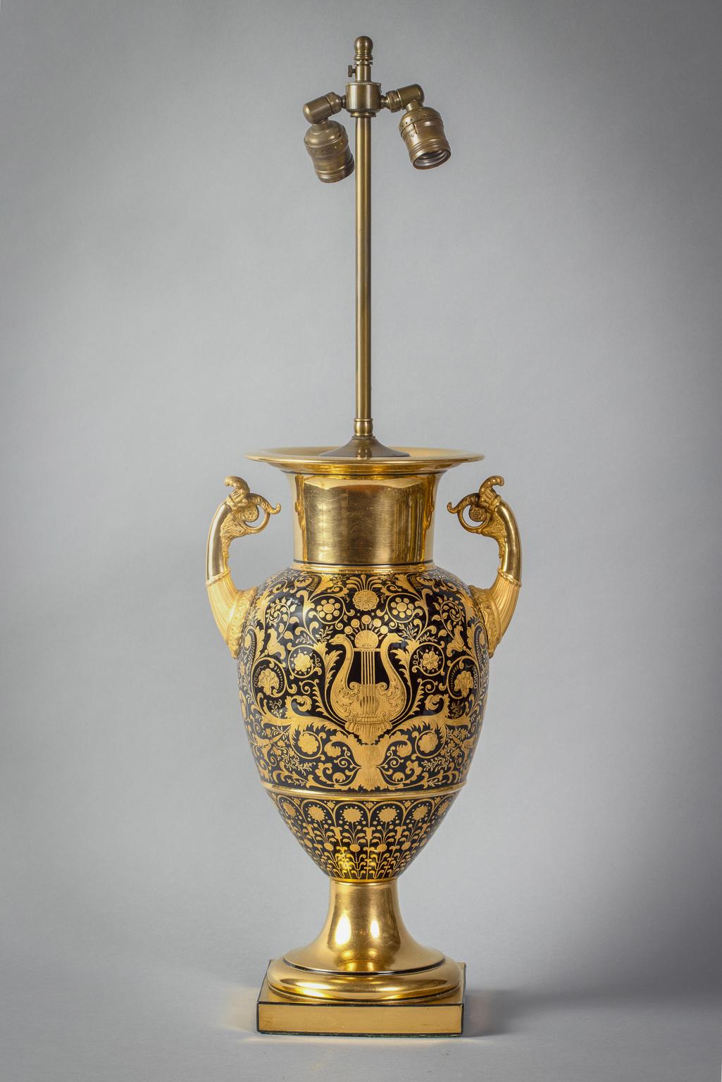 Jarrón berlinés azul y dorado montado como lámpara, hacia 1820.