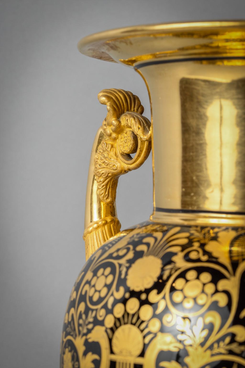 Jarrón azul y dorado de Berlín montado como lámpara, hacia 1820 principios del siglo XIX en venta