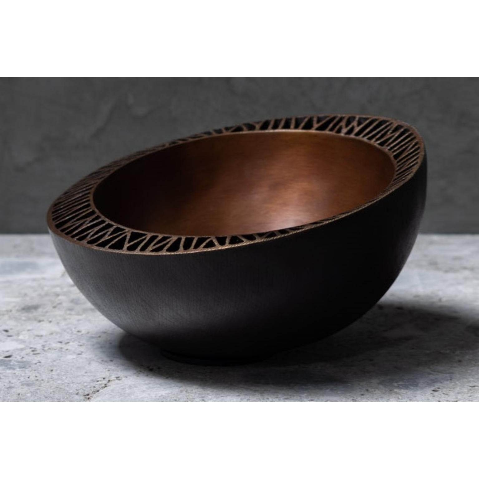 Ciotola Berlin in bronzo di Gardeco Objects
Un pezzo unico.
Disegnato da Guy Buseyne.
Dimensioni: D. 27 x L. 27 x H. 14 cm.
Materiali: Bronzo.

Gardeco è sinonimo di oggetti di decorazione artistica anonimi, ma autentici e sobri.

L'azienda è stata