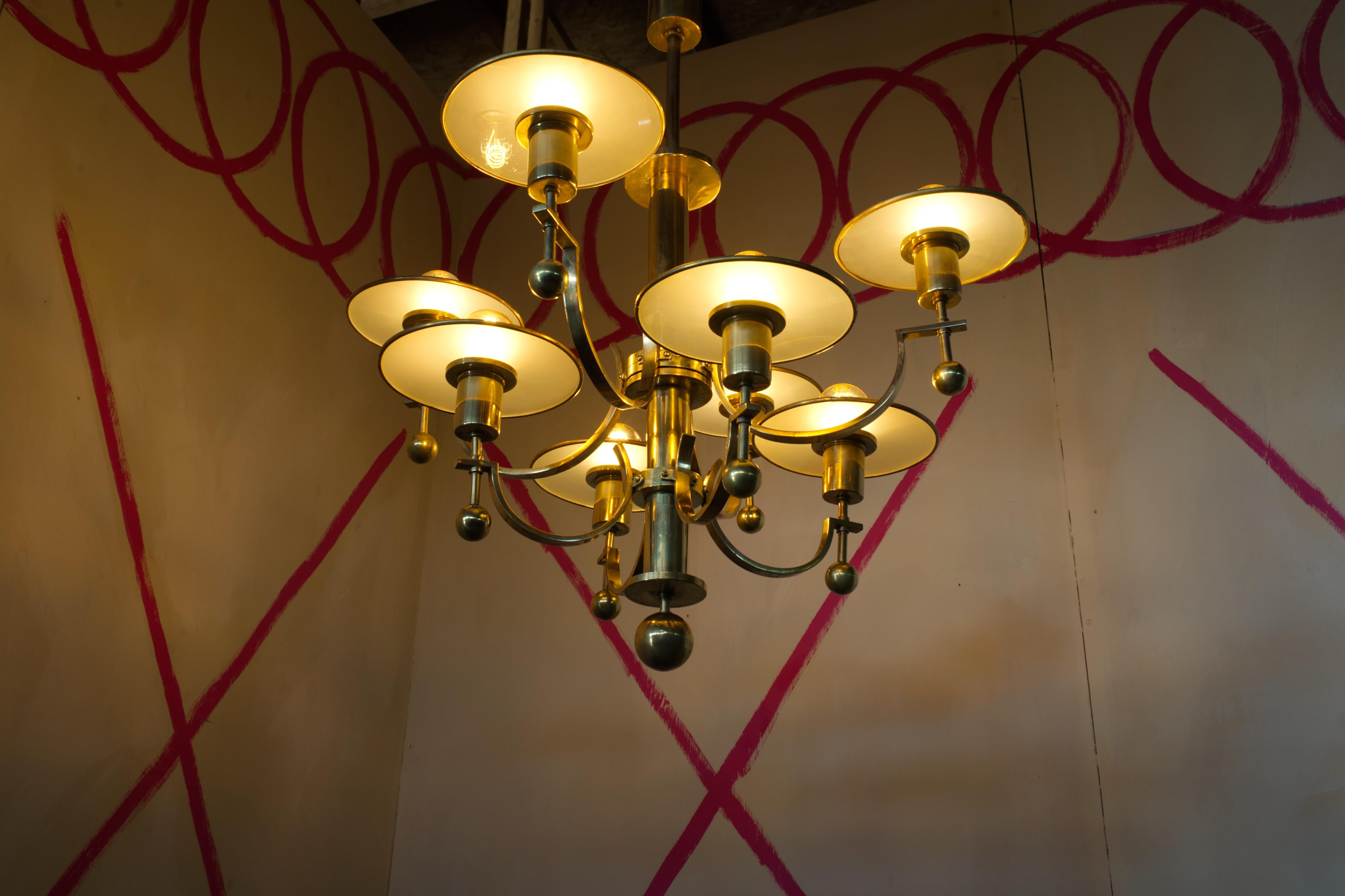 Berlin Deko Acht-Licht-Kronleuchter aus Messing von Franz Haegele für Schwintzer & Gräff (Art déco) im Angebot