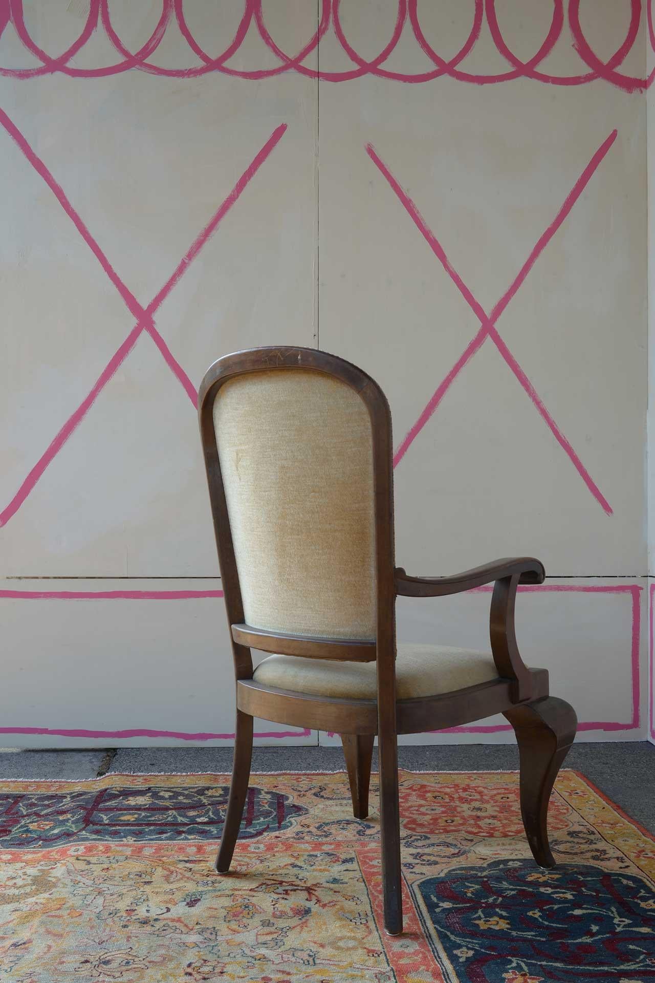 Questa poltrona di grandi dimensioni incarna l'audace spirito espressionista del design Deco berlinese degli anni '20, incanalando le influenze dell'innovativa sensibilità estetica di Lajos Kozma. Il pezzo presenta una silhouette imponente con